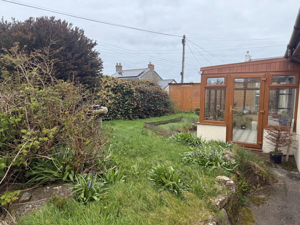 Lot: 118 - DETACHED HOUSE WITH ATTACHED ANNEXE GARDEN, GARAGE AND TWO DRIVES - Front garden area